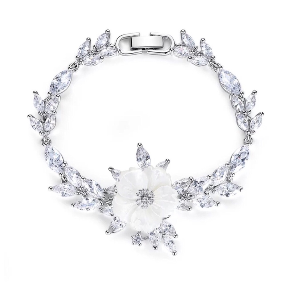 🌺 Swarovski Crystals The Aleen Shell Bracelet - Picture 3 of 4